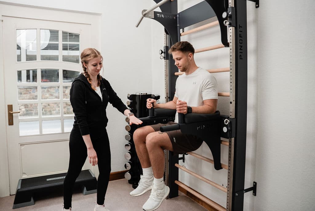 Physiotherapie Praxis Martens – Behandlungsraum mit Sprossenwand